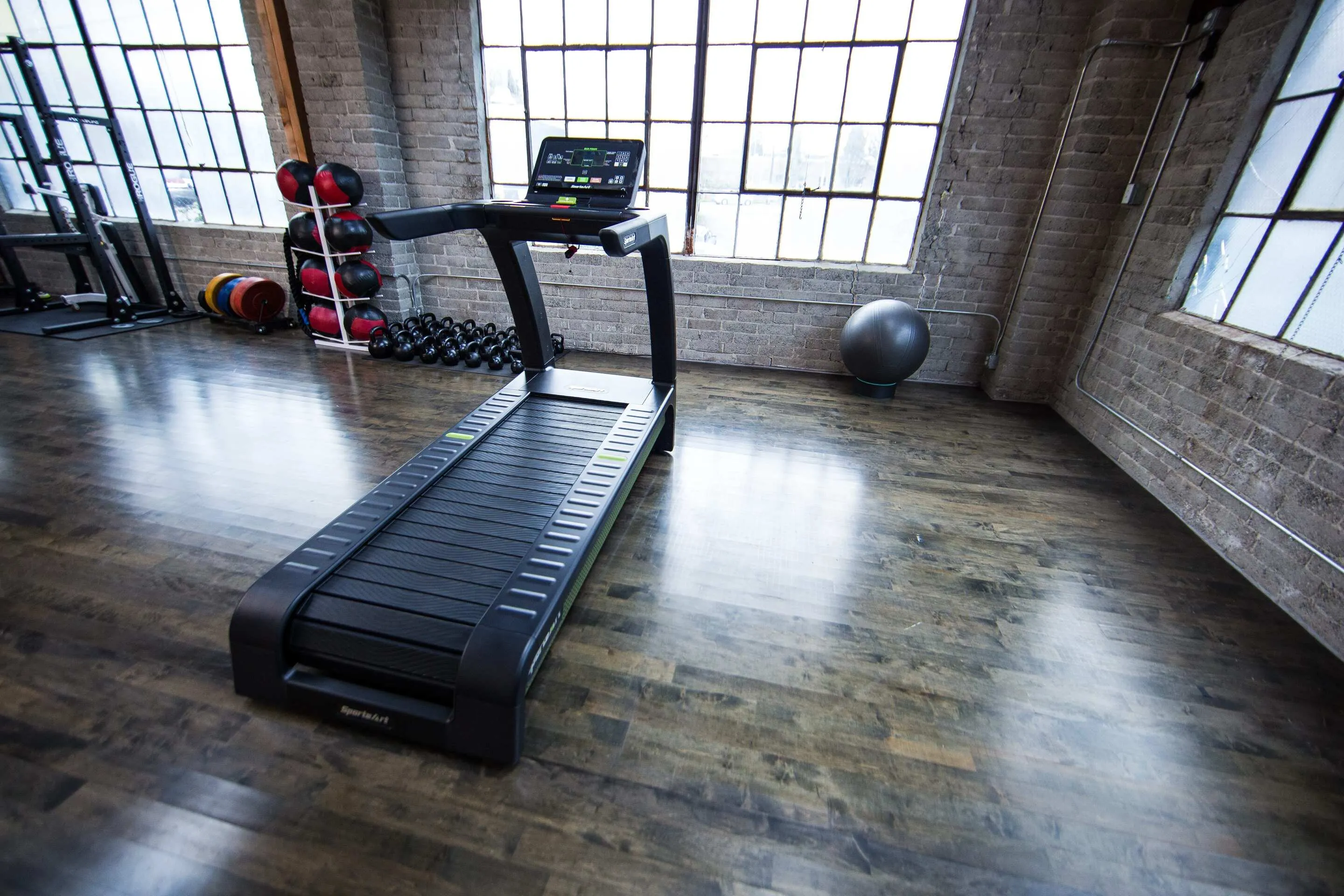 SportsArt Verde Status Eco-Powr Treadmill G690
