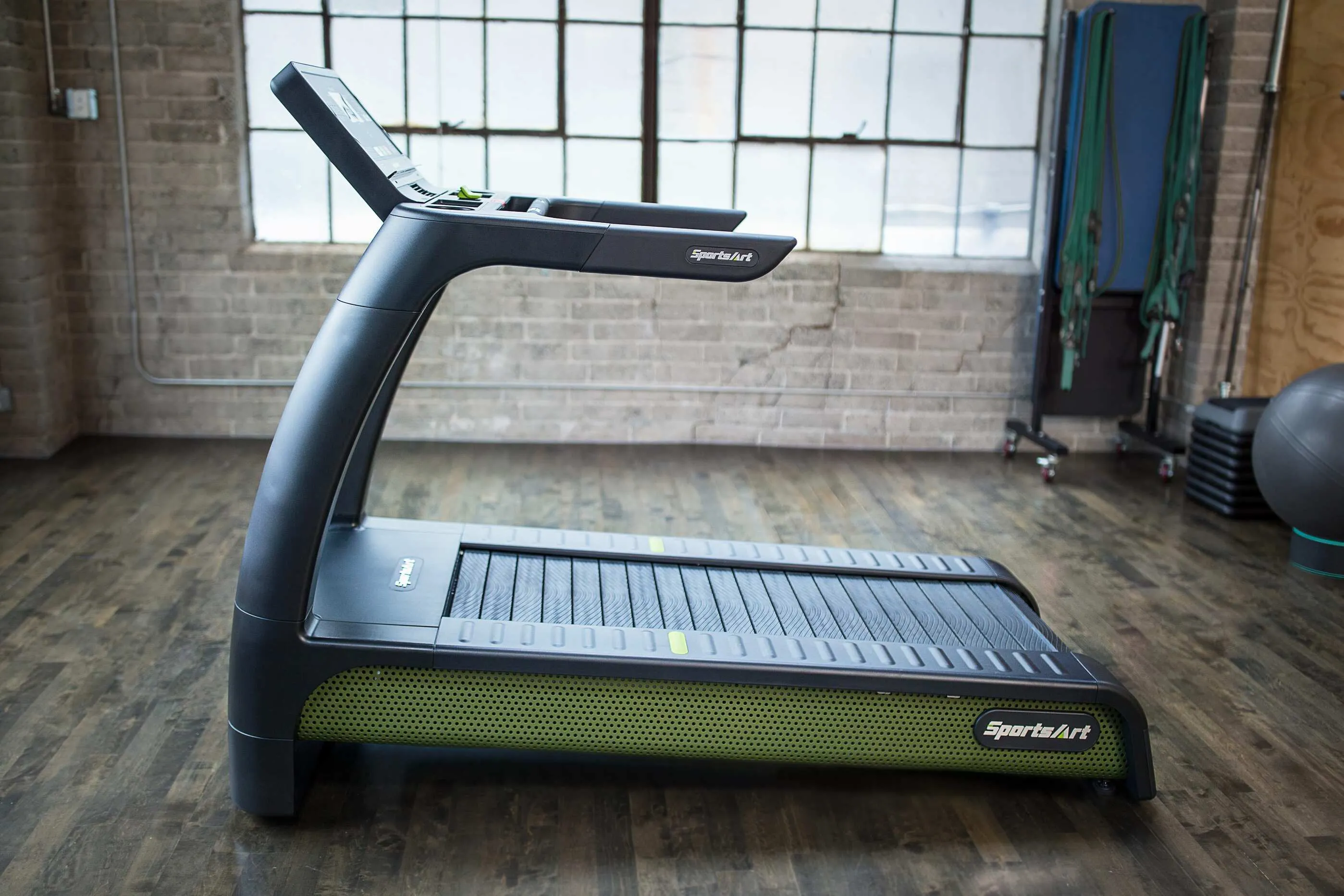 SportsArt Verde Status Eco-Powr Treadmill G690