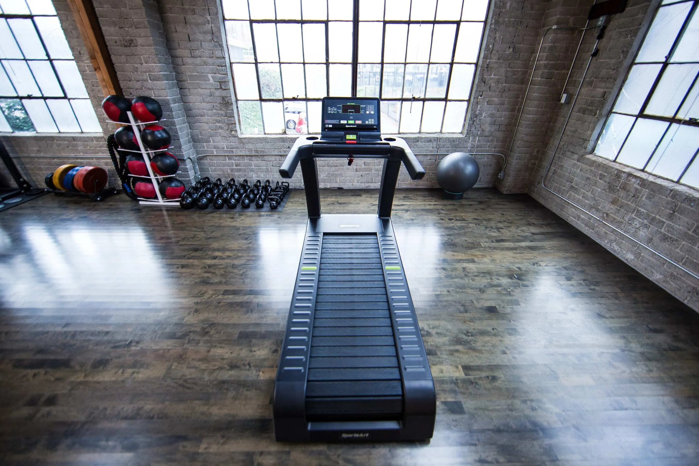 SportsArt Verde Status Eco-Powr Treadmill G690