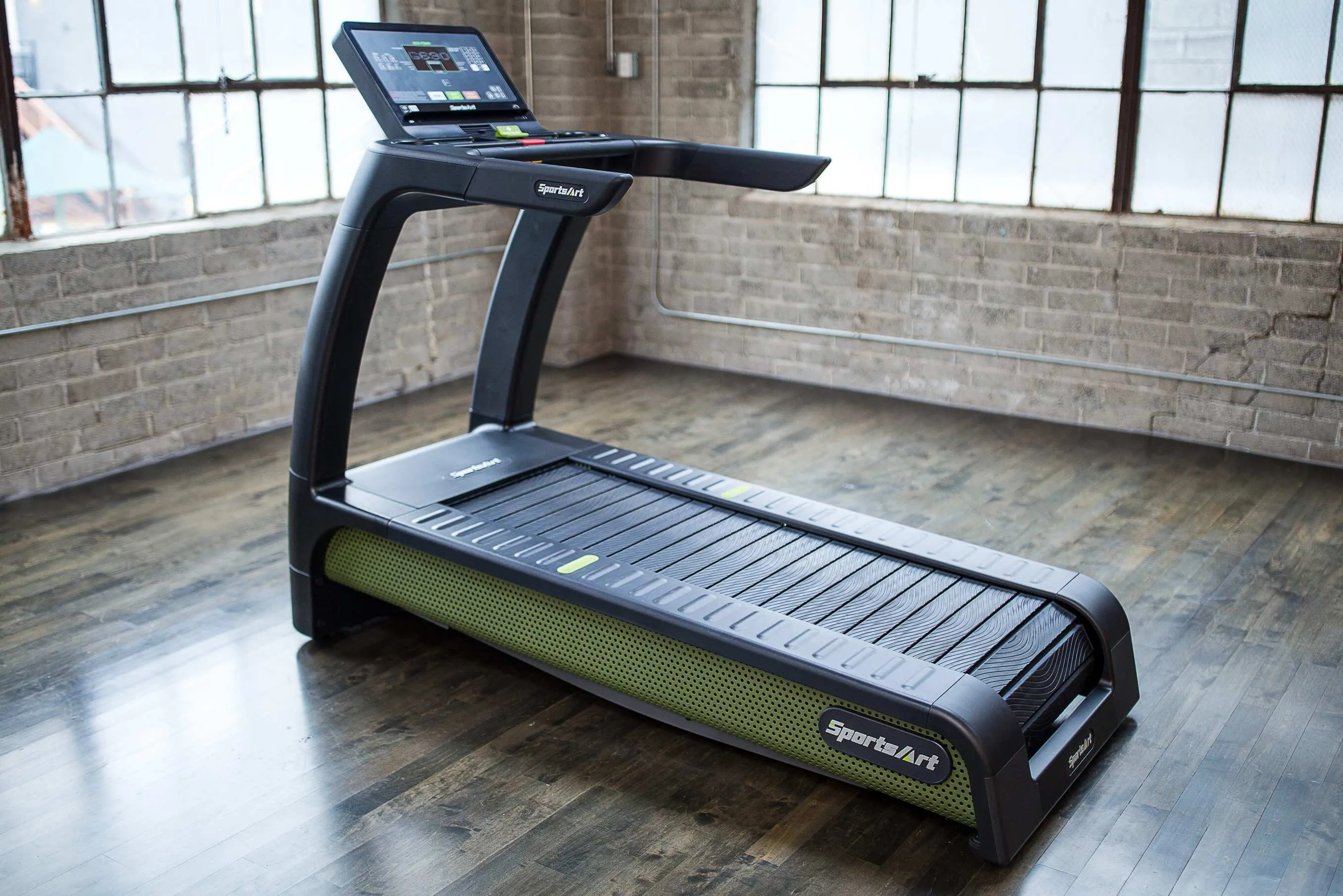 SportsArt Verde Status Eco-Powr Treadmill G690
